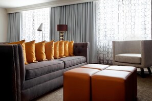 Egyptian cotton sheets, premium bedding, in-room safe, desk - Raleigh Marriott Crabtree Valley (Raleigh)