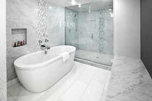 Shower, eco-friendly toiletries, hair dryer, towels - Raleigh Marriott Crabtree Valley (Raleigh)