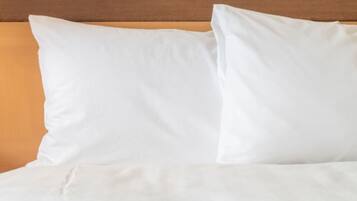 Colchones con pillow-top y caja de seguridad en la habitación