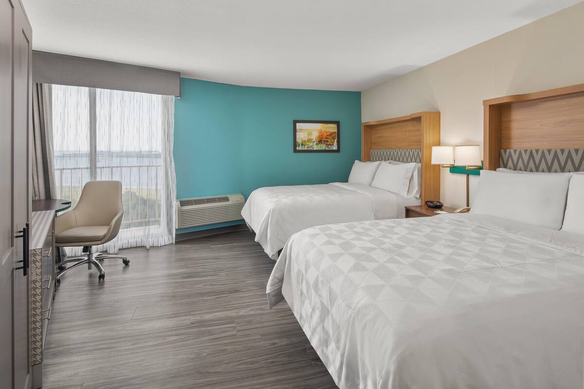 Pillowtop beds, in-room safe, desk, blackout drapes