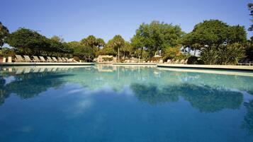 Piscine extérieure, parasols, chaises longues