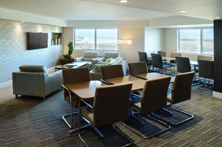 Hilton Winnipeg Airport Suites - Image 9
