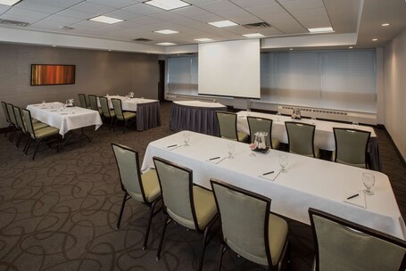 Hilton Winnipeg Airport Suites - Image 39