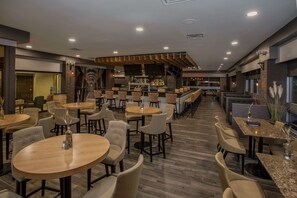 朝食、ランチ、ディナーに営業 (郷土料理)