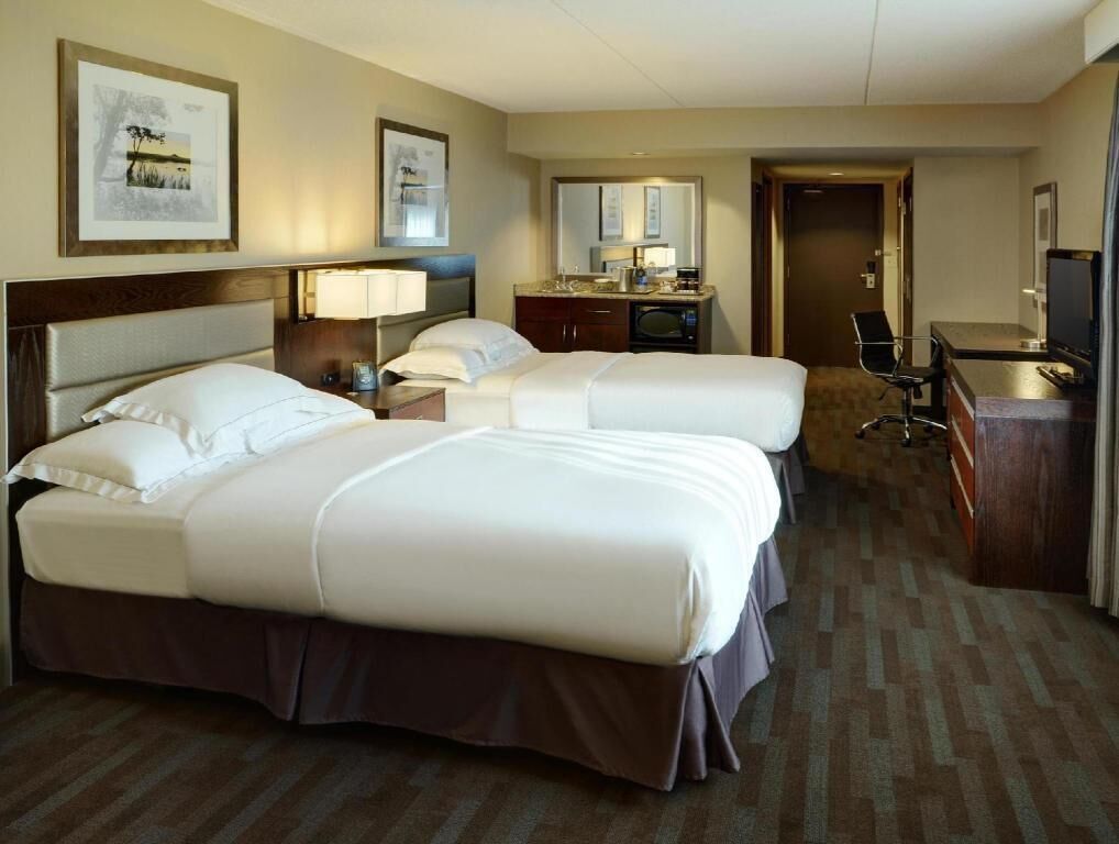 Donsdekens, pillowtop-bedden, een kluis op de kamer, een bureau