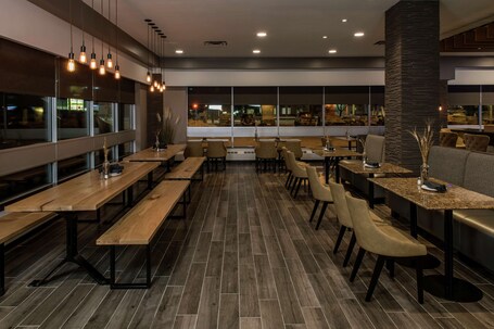 Hilton Winnipeg Airport Suites - Image 15