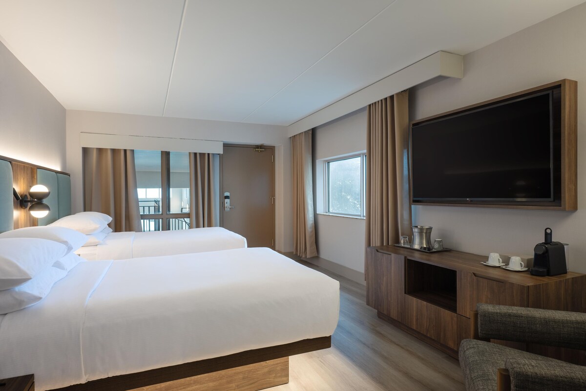 2 DOUBLE BEDS POOLSIDE - DIRECT POOL ACCESS | Edredón, camas con pillow-top y caja de seguridad en la habitación 