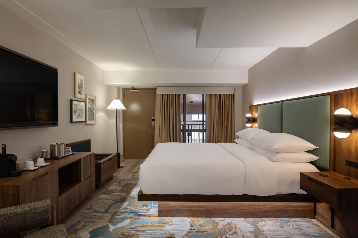 1 KING BED POOLSIDE ROOM - DIRECT POOL ACCESS | Edredón, camas con pillow-top y caja de seguridad en la habitación 