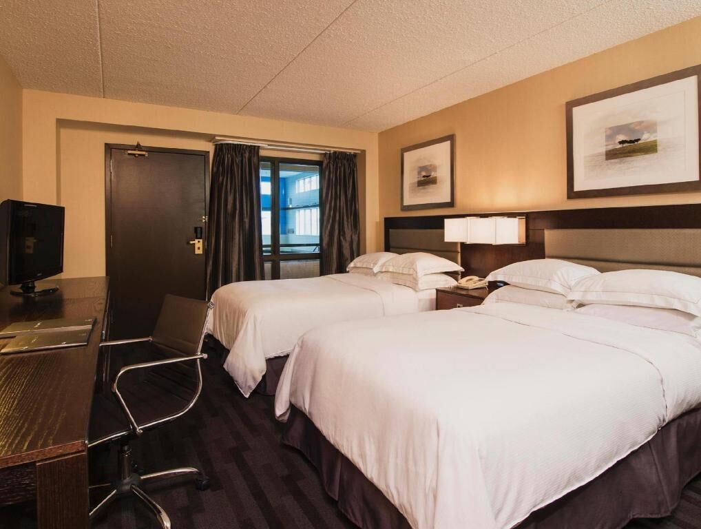 Donsdekens, pillowtop-bedden, een kluis op de kamer, een bureau