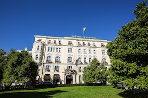 Un edificio grande e histórico con un cartel que dice "HOTEL BRISTOL".