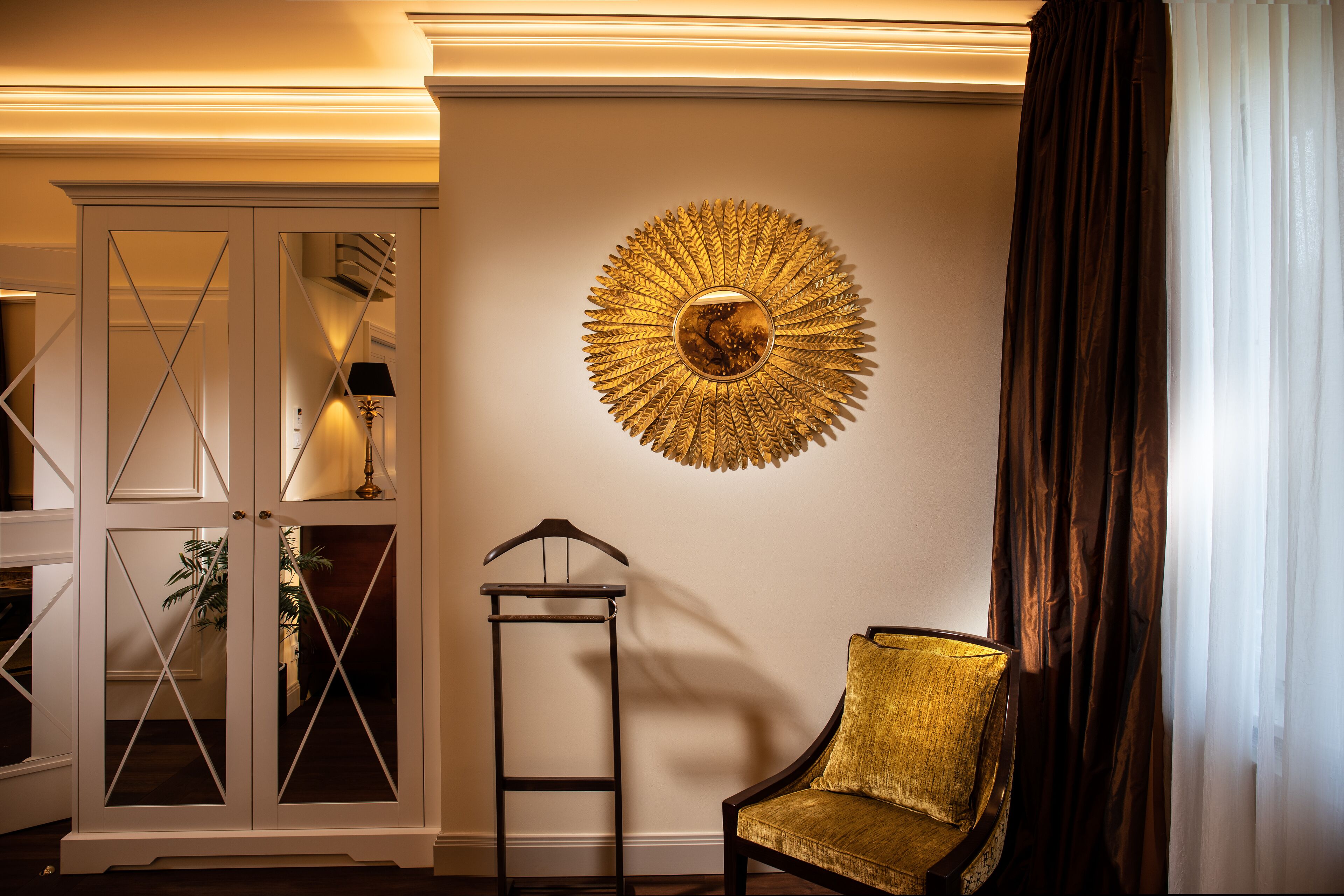 deluxe suite, 2 single beds, non smoking | living area | 18-inch flat-screen tv with satellite channels, tv, books