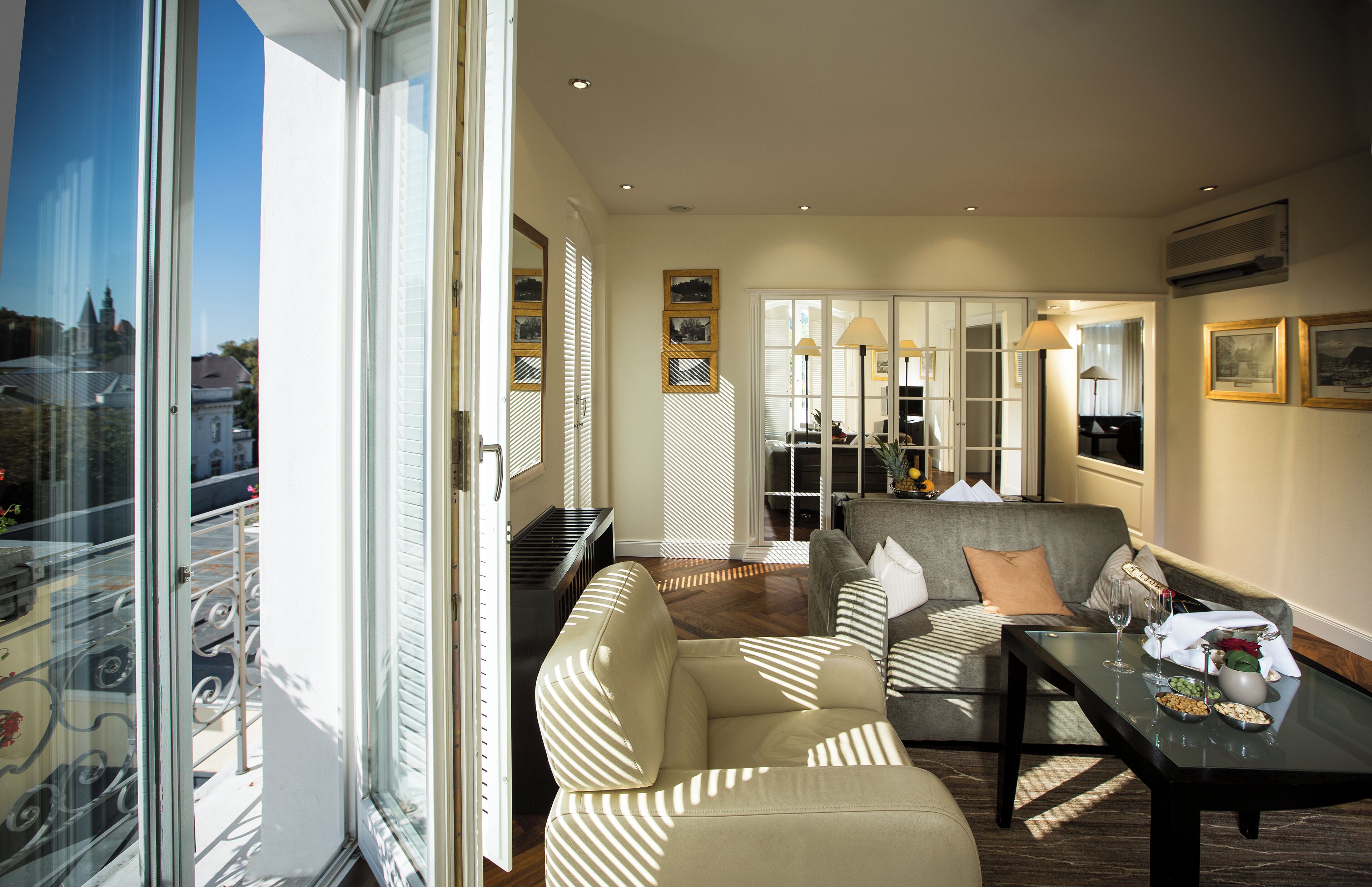 18-Zoll-Flachbildfernseher mit Satellitenempfang, Fernseher, Bücher