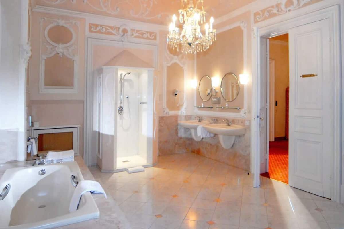 junior room | bathroom | free toiletries, hair dryer, bathrobes, slippers