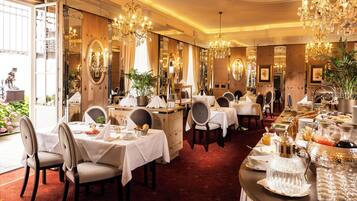 TĂ€gliches inbegriffenes FrĂŒhstĂŒcksbuffet