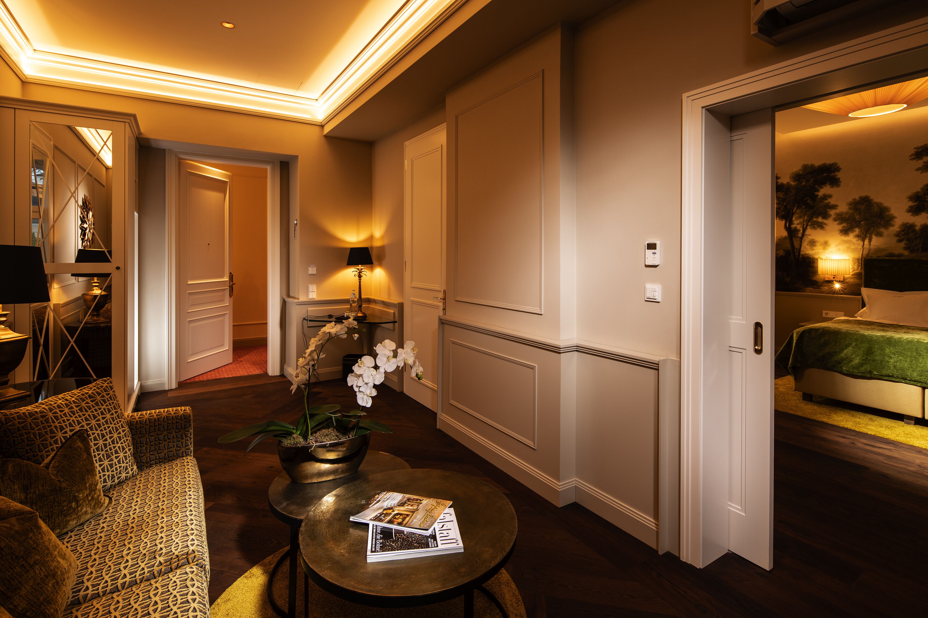 senior suite | living area | 18-inch flat-screen tv with satellite channels, tv, books