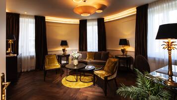 Deluxe-Suite, 2 Einzelbetten, Nichtraucher | Wohnbereich | 18-Zoll-Flachbildfernseher mit Satellitenempfang, Fernseher, Bücher