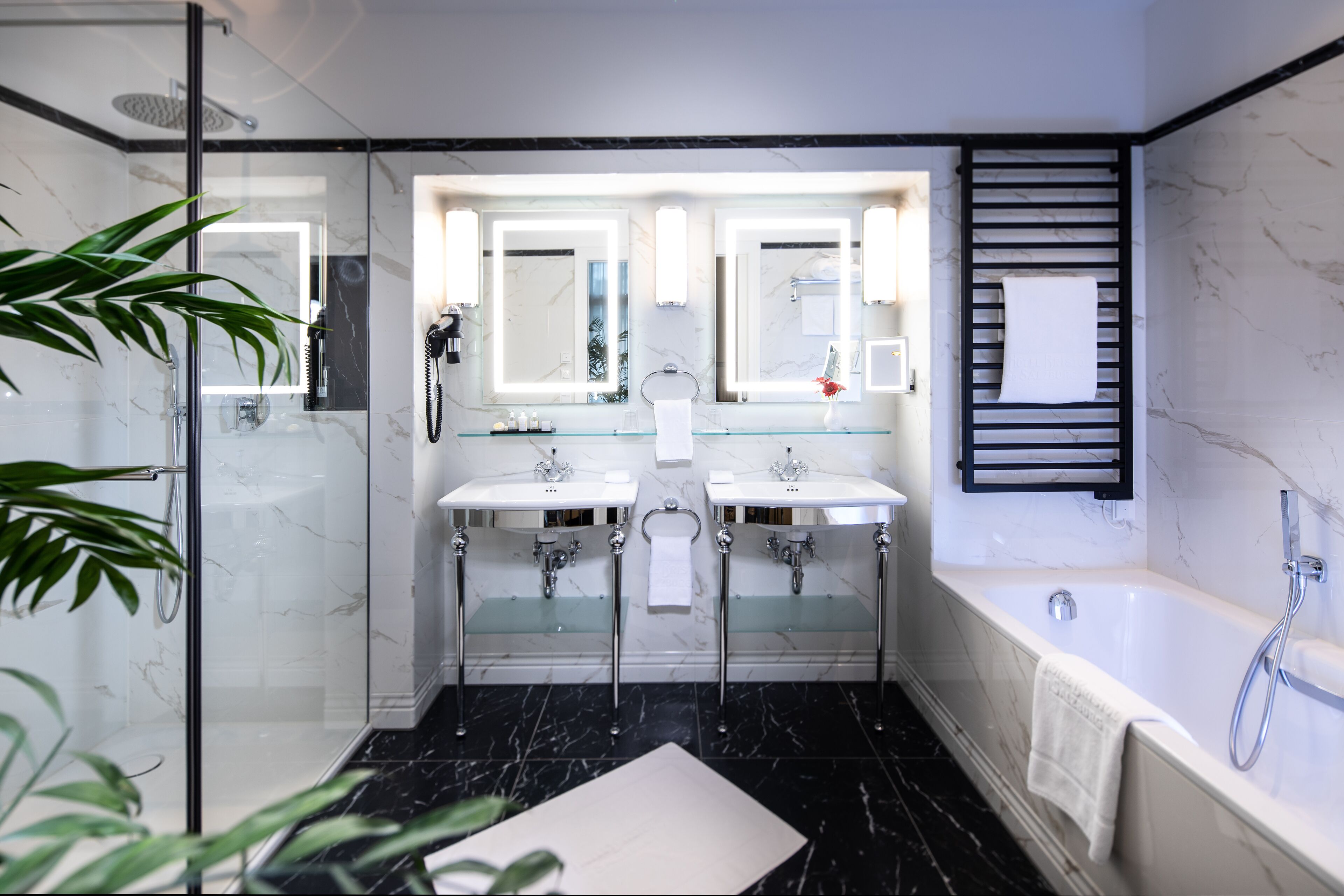 deluxe suite, 2 single beds, non smoking | bathroom | free toiletries, hair dryer, bathrobes, slippers