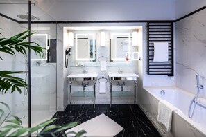 Suite Deluxe, 2 camas individuales, para no fumadores | Baño | Amenidades de baño gratuitas, secadora de cabello, batas, pantuflas 