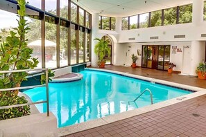 Indoor pool, outdoor pool, open 7:00 AM to 10:00 PM, sun loungers - Austin Southpark Hotel (Austin)