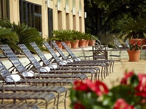 Innenpool, Außenpool, geöffnet von 07:00 Uhr bis 22:00 Uhr, Liegestühle
