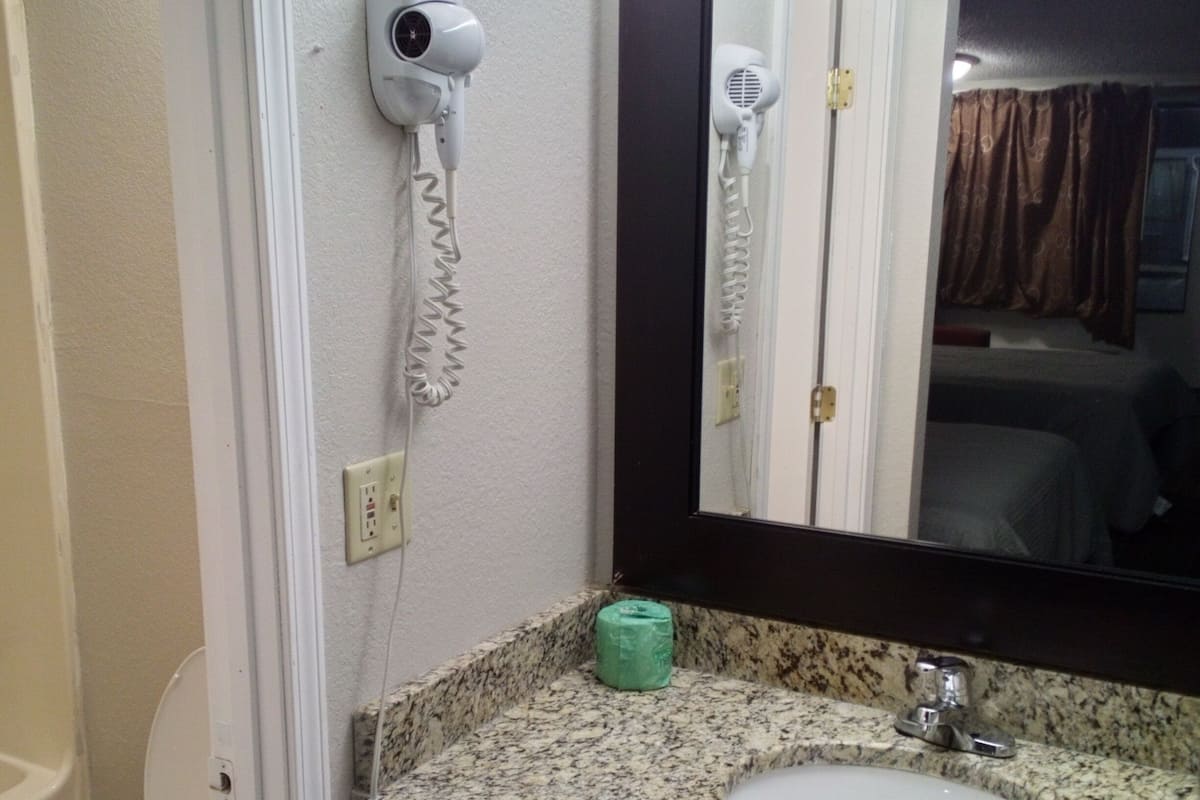 Chambre, 2 lits doubles, fumeurs | Salle de bain | Articles de toilette gratuits, sĂšche-cheveux, serviettes fournies