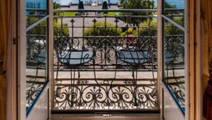 A balcony with a view of a lake and a fountain. - Beau Rivage Geneva (Geneva)