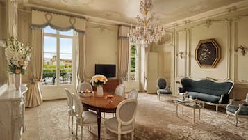 Lake View Heritage Suite | Premium bedding, minibar, in-room safe, individually decorated