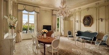 Lake View Heritage Suite | Premium bedding, minibar, in-room safe, individually decorated