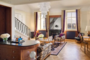 Penthouse, Lake View