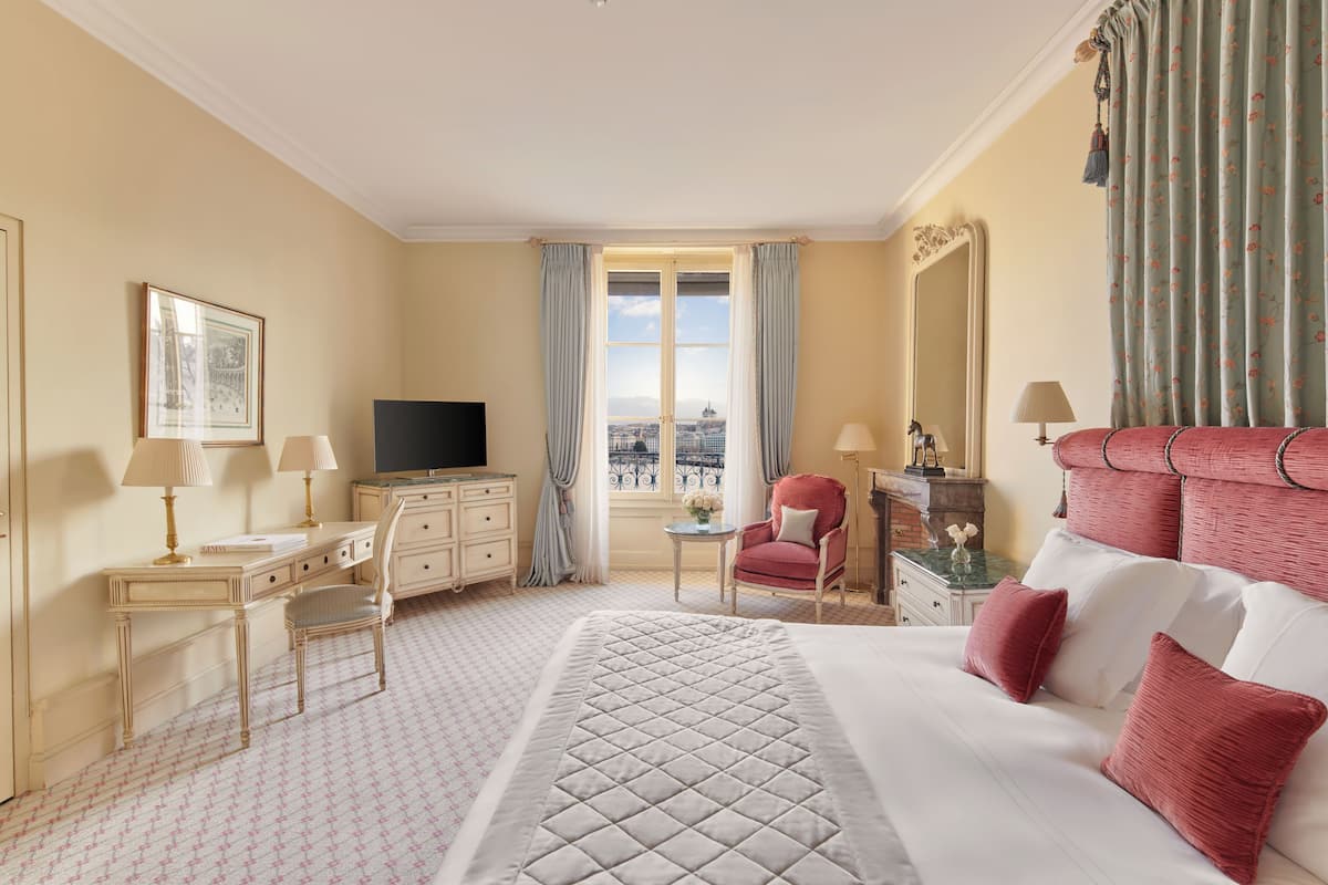 Premium bedding, minibar, in-room safe, desk