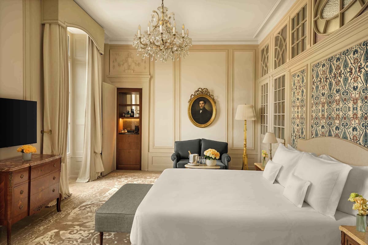 Lake View Heritage Suite | Premium bedding, minibar, in-room safe, desk