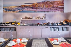 Tägliches Frühstücksbuffet (19 EUR pro Person)