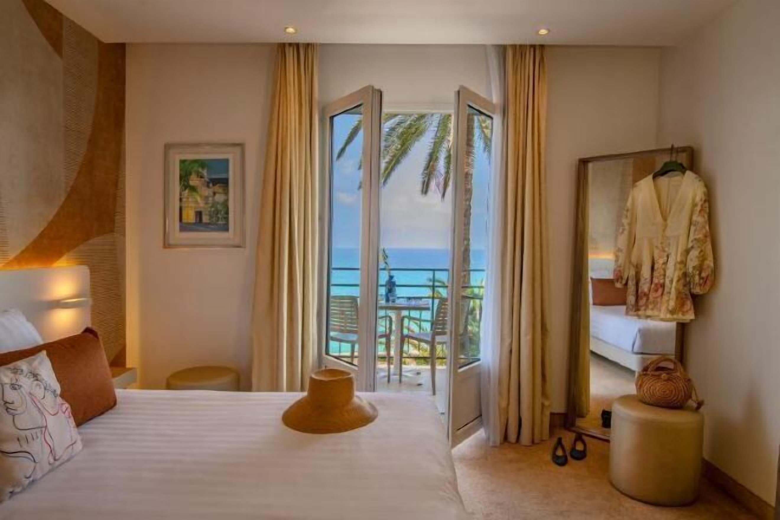 Ropa de cama de alta calidad y minibar 