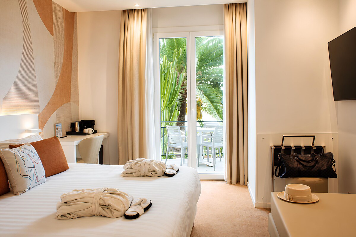 Junior Suite, 1 Queen Bed, Balcony, Sea View (with Single Sofabed) | Premium bedding, minibar, in-room safe, desk