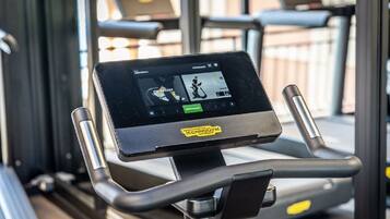 Una cinta de correr con pantalla digital y panel de control.