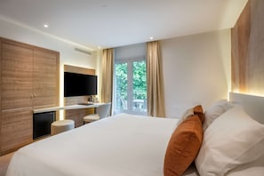 Superior Room, 1 Queen Bed, Balcony, Mountain View | Premium bedding, minibar, in-room safe, desk - Best Western Premier Hotel Prince De Galles (Menton)