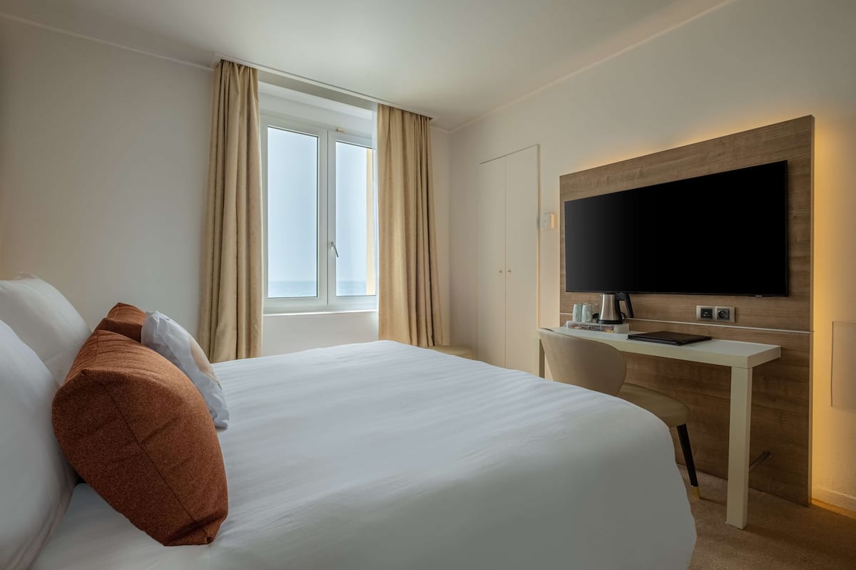 Habitación Confort, 1 cama Queen size, vista al mar | Ropa de cama de alta calidad y minibar