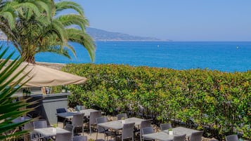 DĂźner servi sur place, restauration en plein air