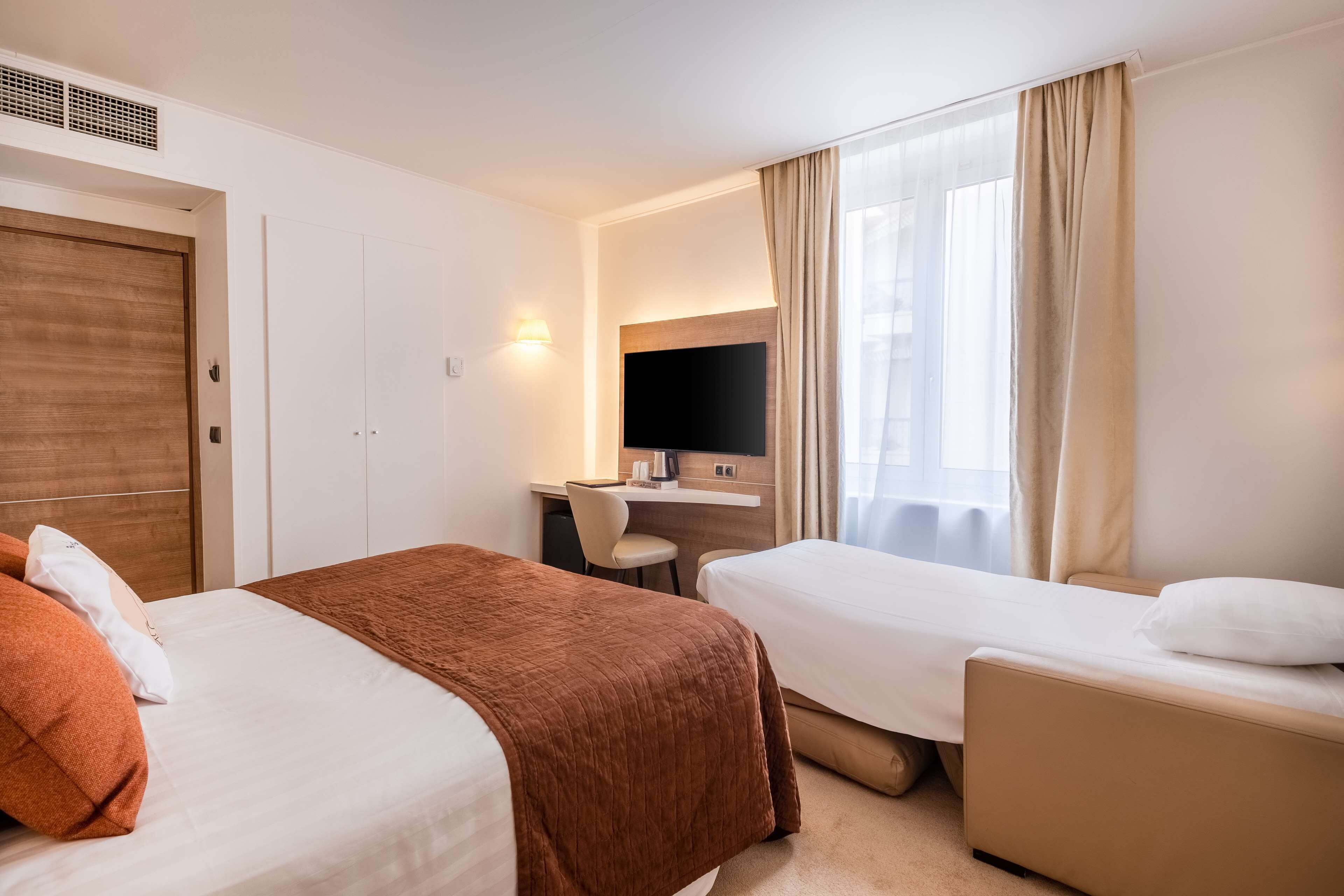 Suite Junior, 1 Tempat Tidur Queen, Bebas Asap Rokok, pemandangan gunung (with Single Sofabed) | Seprai premium, minibar, brankas, dan meja kerja