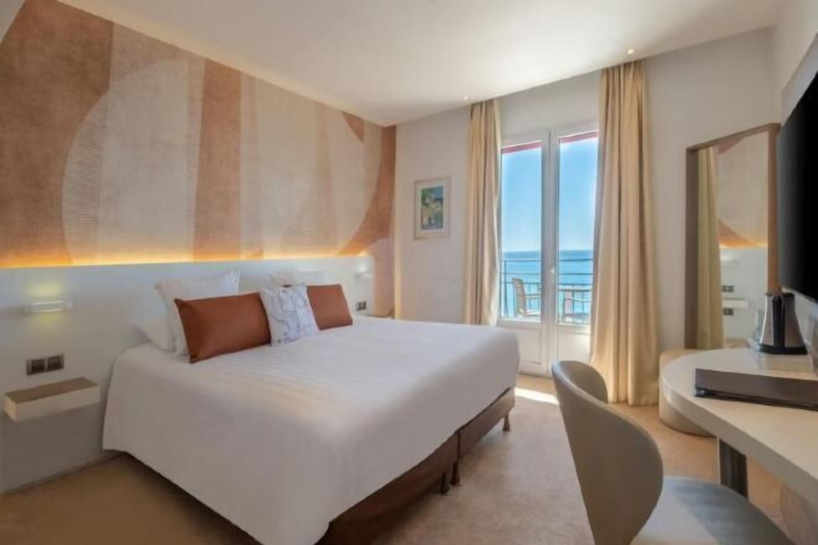 Ropa de cama de alta calidad y minibar 