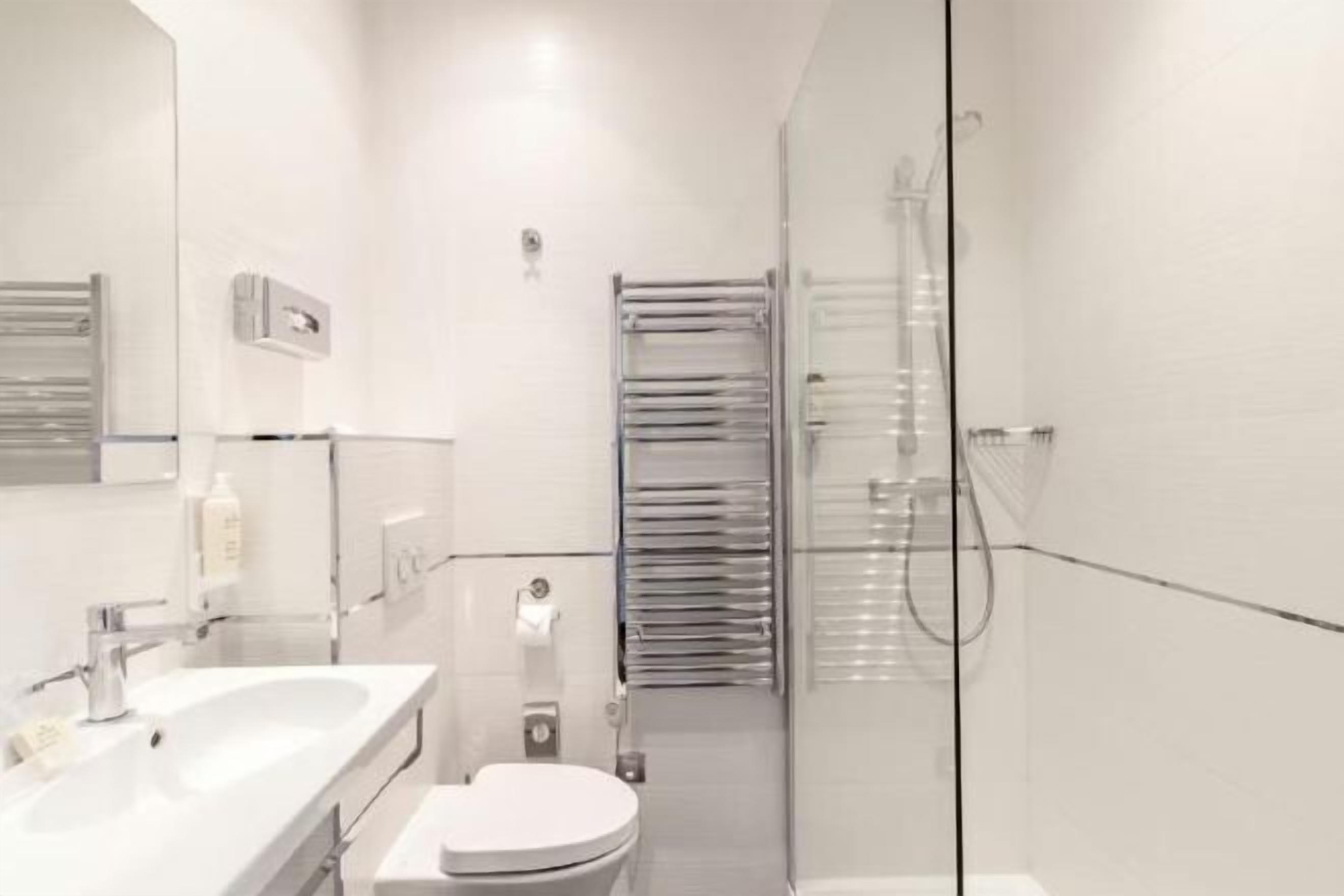 Baño | Amenidades de baño ecológicas, secadora de cabello, pantuflas, toallas 