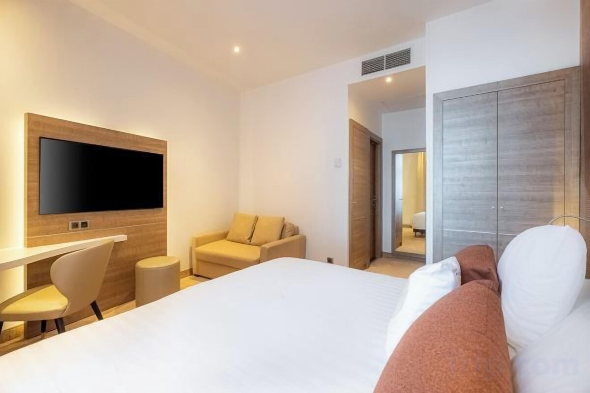 Premium bedding, minibar, in-room safe, desk