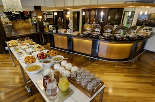 Daily buffet breakfast (CAD 25.50 per person)