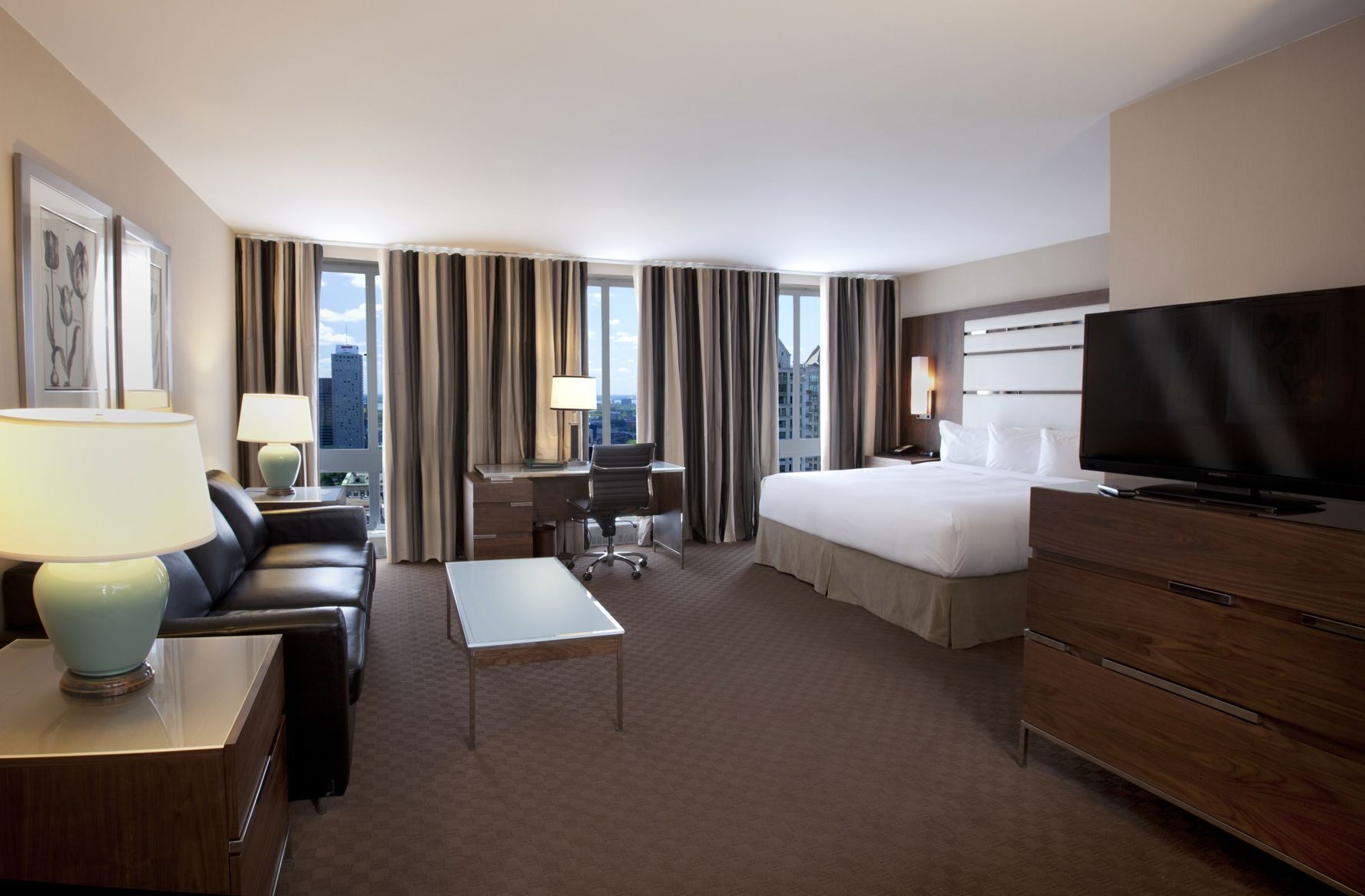 Luxe beddengoed, pillowtop-bedden, een kluis op de kamer, een bureau