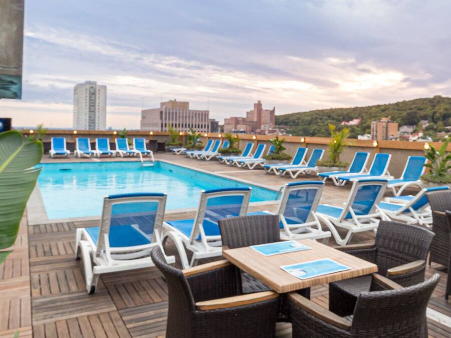 Una piscina al aire libre de temporada (de 08:00 a 20:00), tumbonas