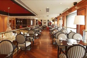 2 restaurants, serveren lunch, diner, Griekse gerechten