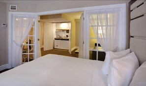 Executive Suite | Premium bedding, pillow-top beds, in-room safe, desk