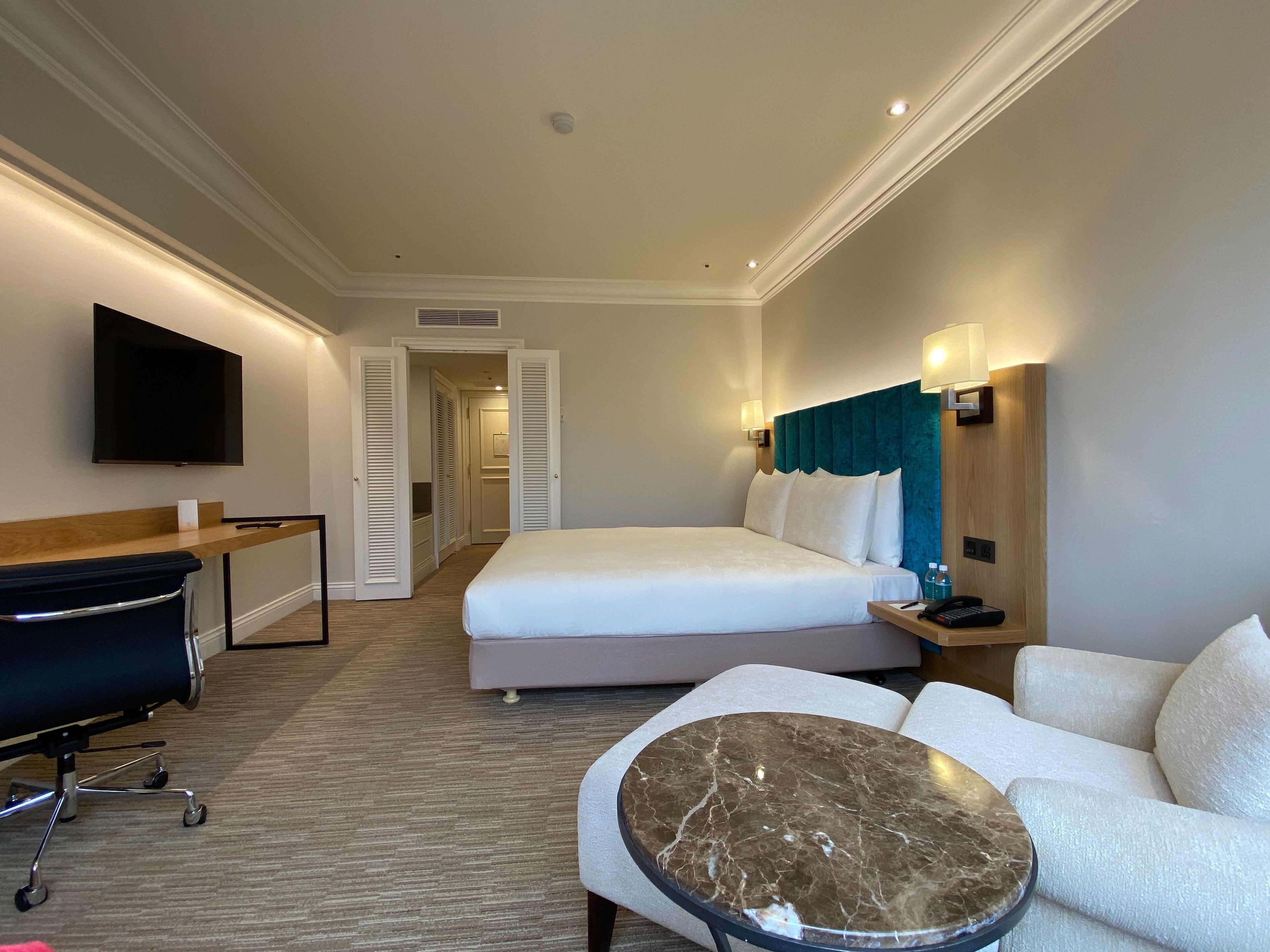 Premier Deluxe Room | In-room safe, desk, blackout drapes, soundproofing