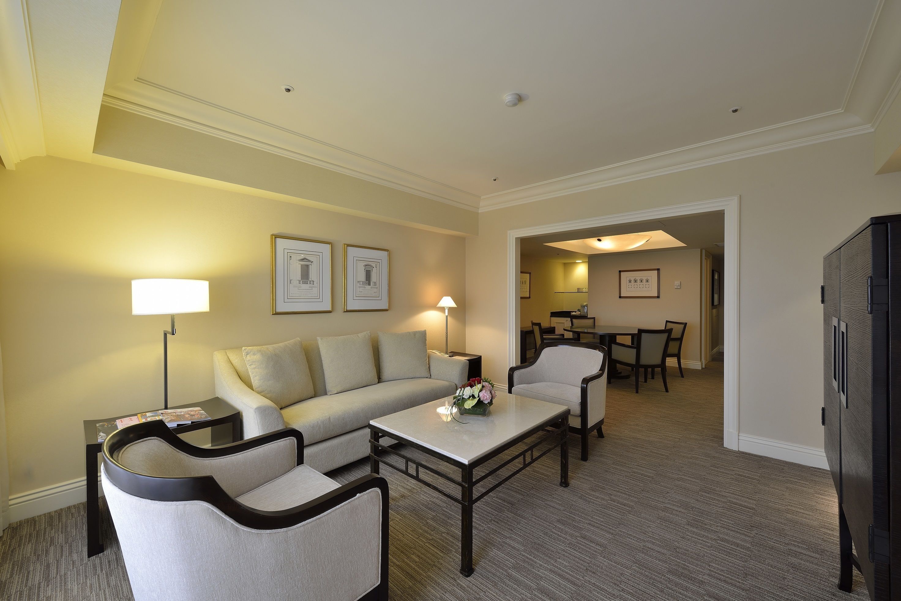 Executive Suite, 1 King Bed, Accessible, City View | Living area