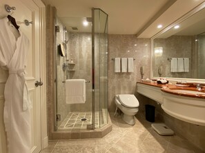 Deluxe-Dreibettzimmer | Badezimmer | Badewanne und Dusche (separat), Komfortbadewanne, Regendusche